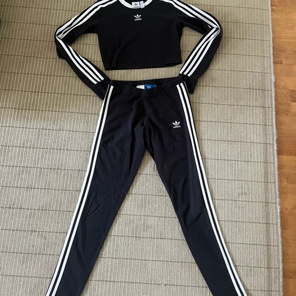 Matching set - cropped fitted top & leggings - adidas logo & strips size small - Picture 3 of 5